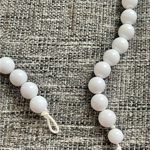 Great white beaded necklace!! - Picture 2 of 4